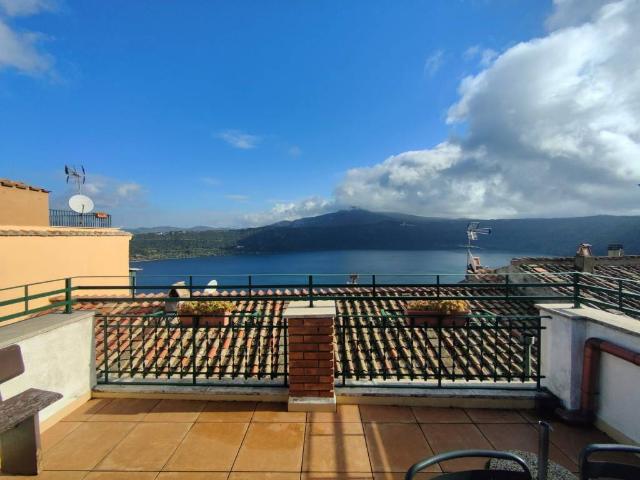 Casa indipendente in vendita a Castel Gandolfo RM