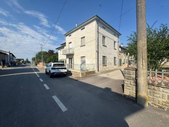 Casa indipendente in vendita a Castelnovo di Sotto RE