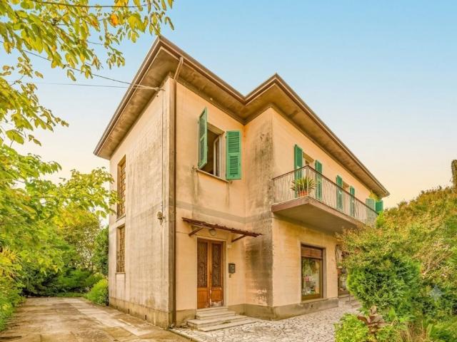 Casa indipendente in vendita a Castelnuovo Magra via Della Pace