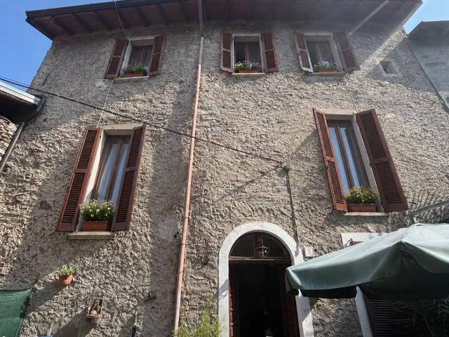 Casa indipendente in vendita a Castelveccana VA