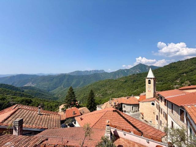 Casa indipendente in vendita a Castelvecchio di Rocca Barbena SV