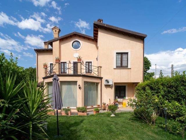 Casa indipendente in vendita a Castiglione a Casauria PE