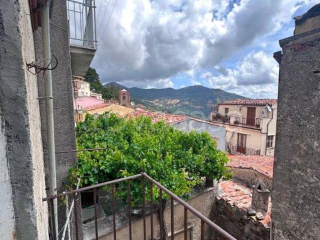 Casa indipendente in vendita a Isnello via Giuseppe Verdi, 21