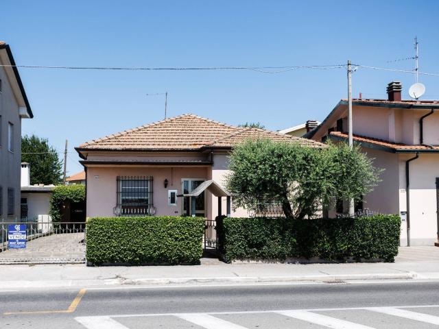 Casa indipendente in vendita a Cesena, Villa Chiaviche