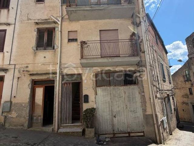 Casa indipendente in vendita a Chiusa Sclafani via Franzoni, 10