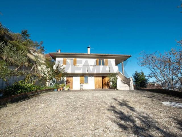 Casa indipendente in vendita a Arcevia AN