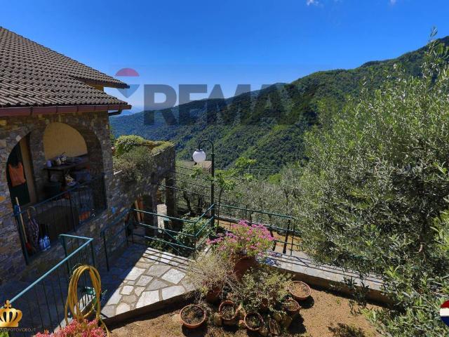 Casa indipendente in vendita a Avegno GE