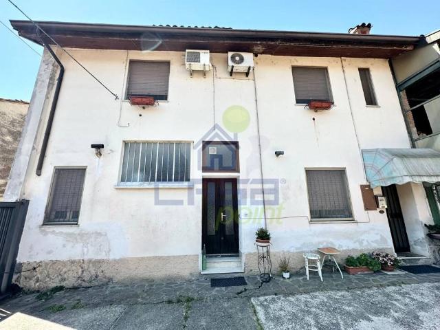 Casa indipendente in vendita a Azzanello CR