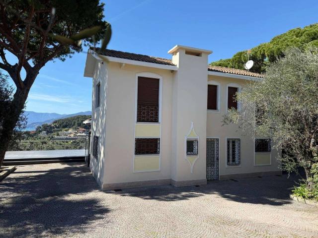Casa indipendente in vendita a Bordighera