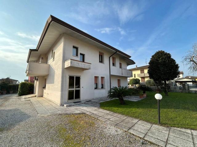 Casa indipendente in vendita a Boschi Sant'Anna