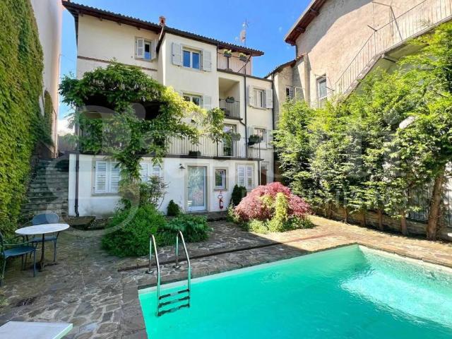 Casa indipendente in vendita a Bossolasco via Umberto I