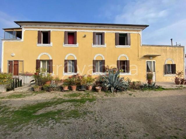 Casa indipendente in vendita a Badia Polesine, Villa D'adige