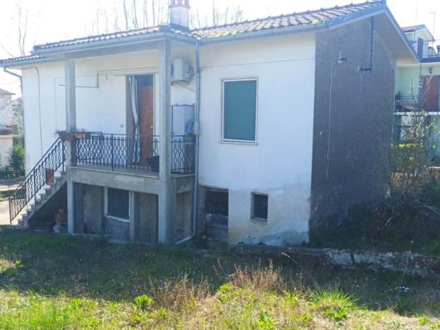 Casa indipendente in vendita a Bassano in Teverina viale Cesare Battisti