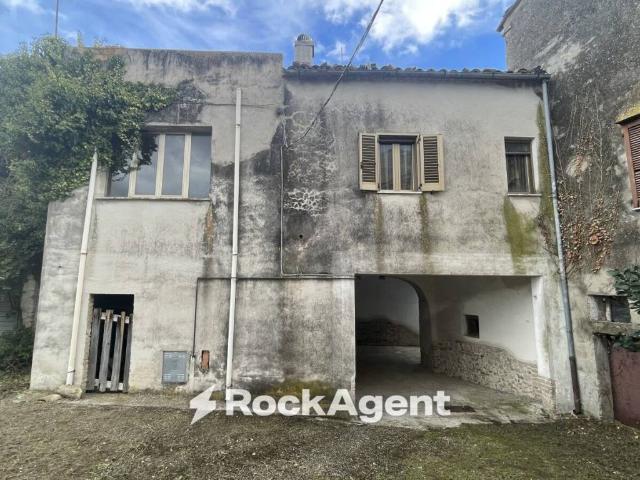 Casa indipendente in vendita a Bellante TE