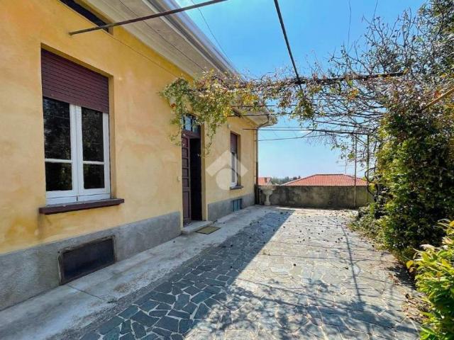 Casa indipendente in vendita a Bregnano piazza Castello, 6
