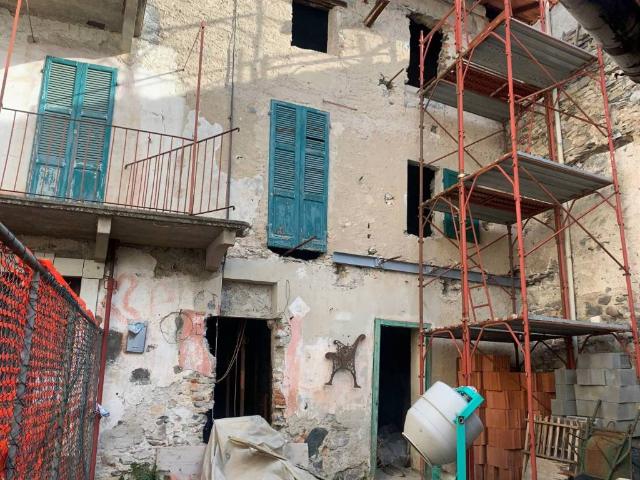 Casa indipendente in vendita a Brezzo di Bedero VA