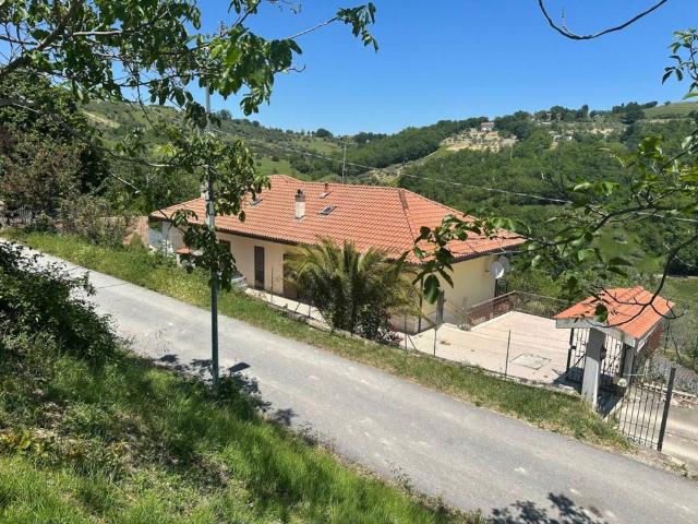 Casa indipendente in vendita a Brittoli PE