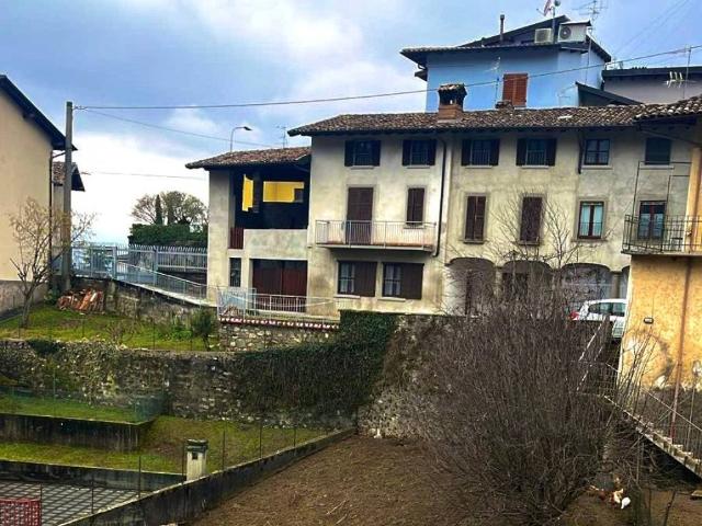 Casa indipendente in vendita a Gandino BG
