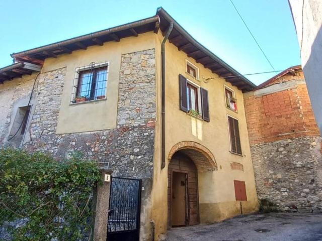 Casa indipendente in vendita a Gemonio VA