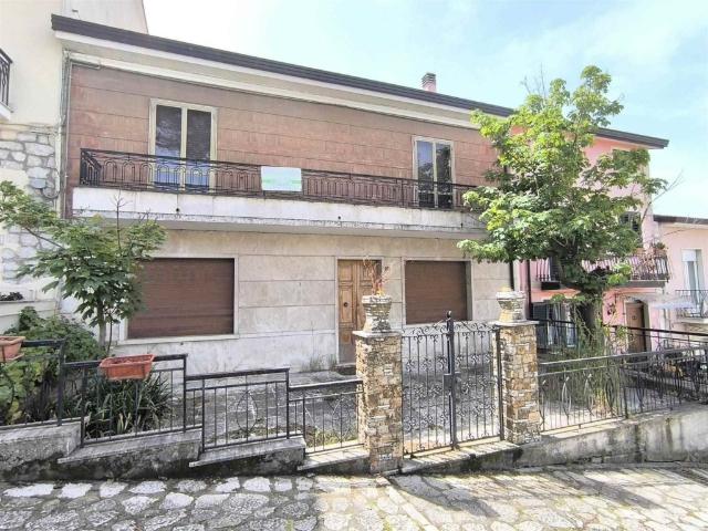Casa indipendente in vendita a Gesualdo via antonio d' errico 30