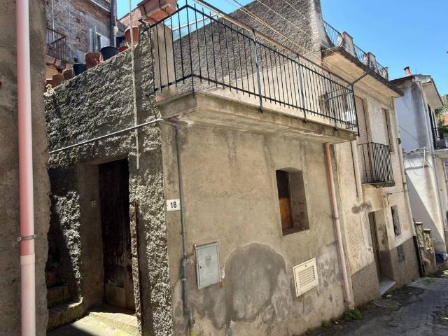 Casa indipendente in vendita a Gualtieri Sicaminò ME