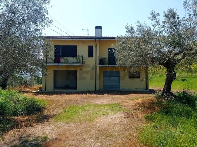 Casa indipendente in vendita a Elice PE
