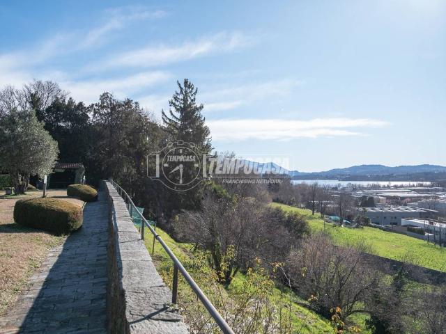 Casa indipendente in vendita a Erba CO