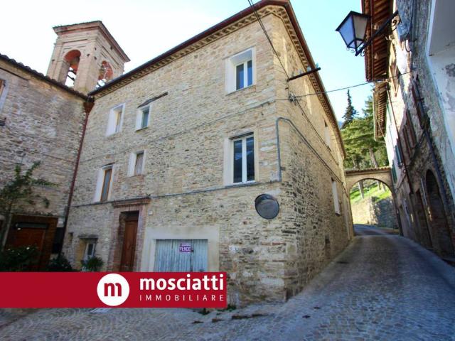 Casa indipendente in vendita a Esanatoglia MC