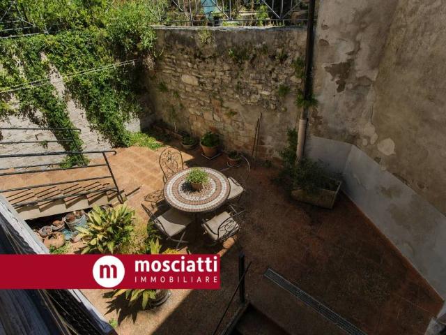 Casa indipendente in vendita a Esanatoglia MC