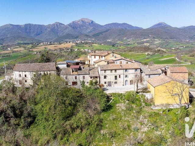 Casa indipendente in vendita a Fabriano AN