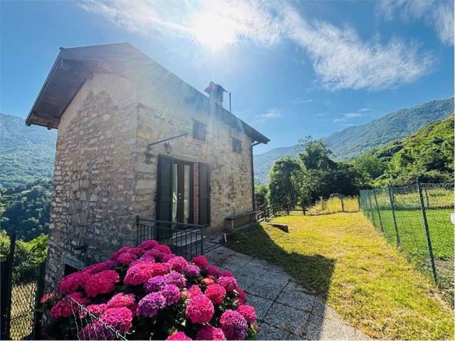 Casa indipendente in vendita a Faggeto Lario CO