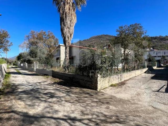 Casa indipendente in vendita a Falconara Albanese 6 locali 290mq