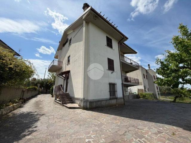 Casa indipendente in vendita a Fara in Sabina, Canneto