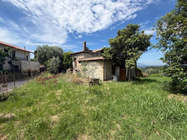 Casa indipendente in vendita a Fara in Sabina RI