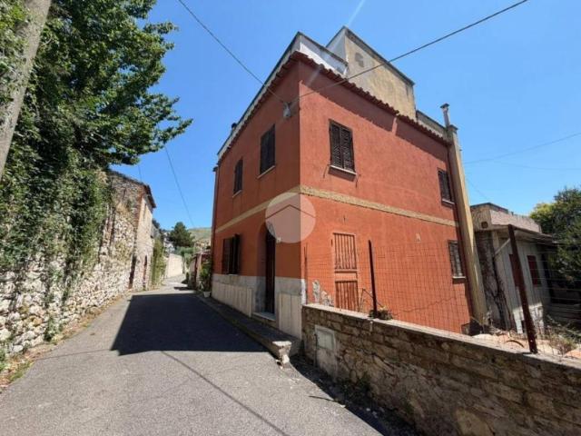 Casa indipendente in vendita a Fara in Sabina RI
