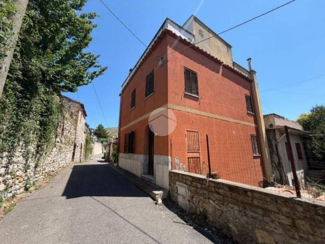 Casa indipendente in vendita a Fara in Sabina via del borghetto, 24, Canneto