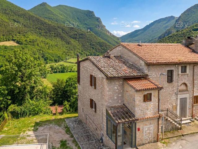 Casa indipendente in vendita a Ferentillo TR