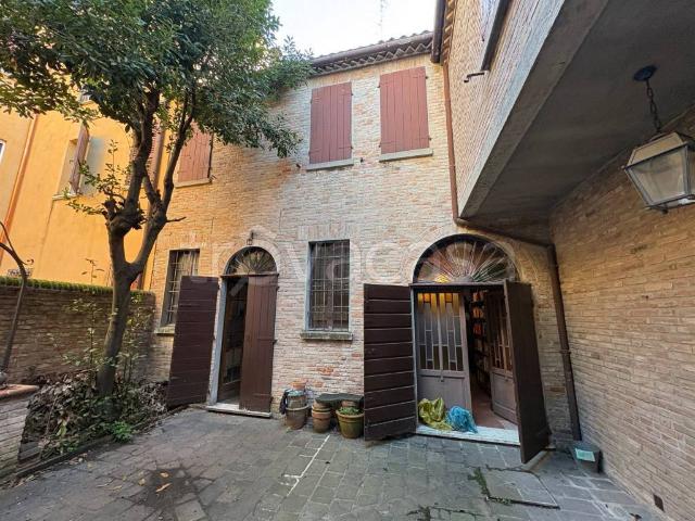 Casa indipendente in vendita a Ferrara piazza Ariostea, Centro Storico