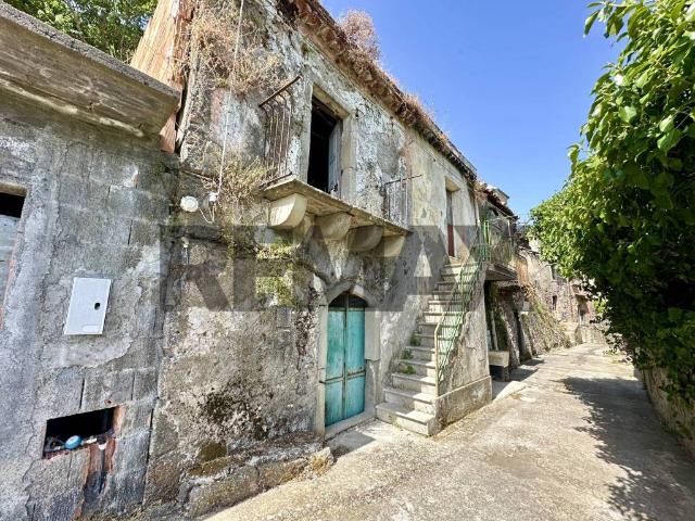 Casa indipendente in vendita a Francavilla di Sicilia via castello, s n
