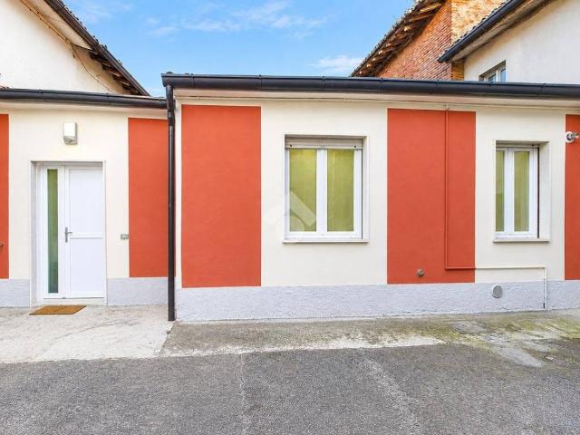 Casa indipendente in vendita a Isola Dovarese CR