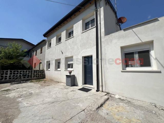 Casa indipendente in vendita a Isola Rizza via salvo d'acquisto, 92