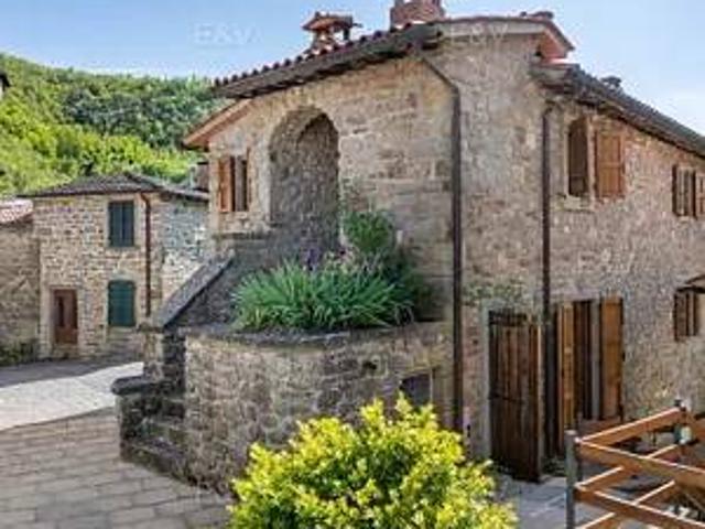 Casa indipendente in vendita a Ortignano Raggiolo AR