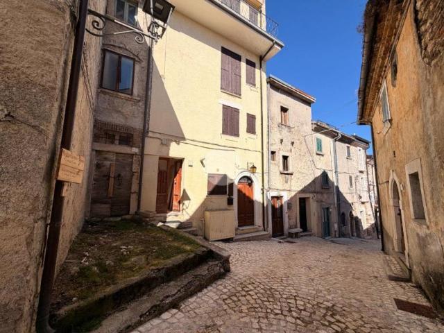 Casa indipendente in vendita a Ovindoli AQ