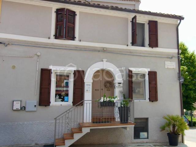 Casa indipendente in vendita a Loreto piazzale Crocifisso, 11