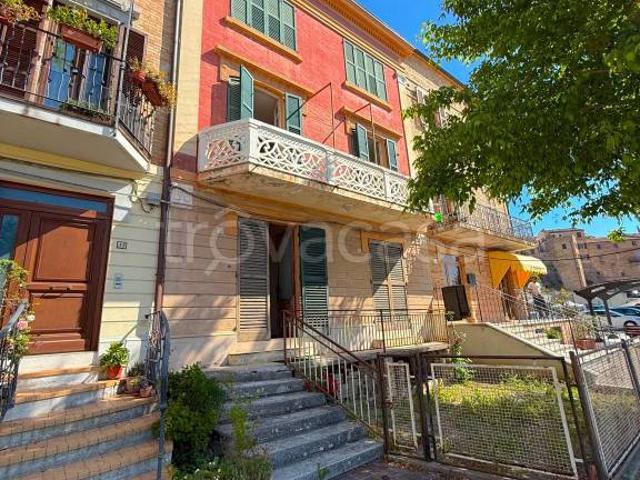 Casa indipendente in vendita a Loro Piceno viale della Vittoria, 9