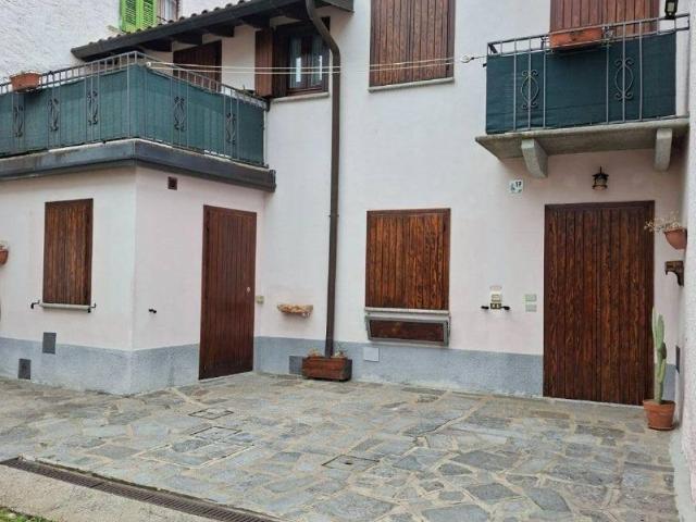 Casa indipendente in vendita a Laveno Mombello VA