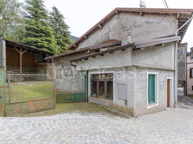 Casa indipendente in vendita a Lasnigo via ai Mulini