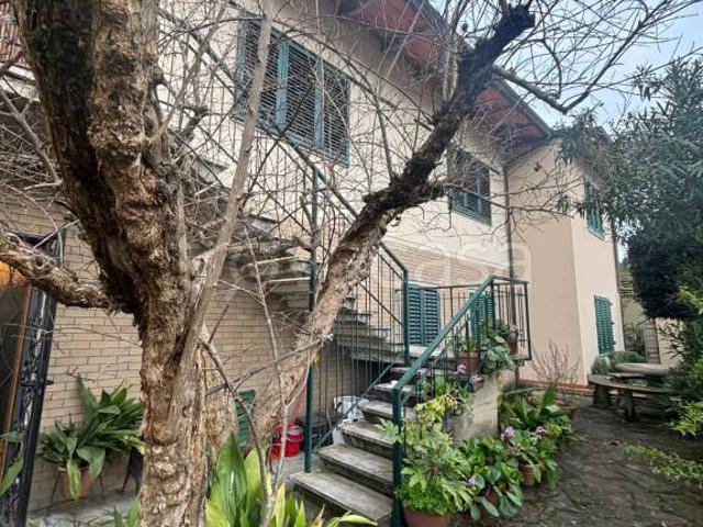 Casa indipendente in vendita a Lastra a Signa via 25 Aprile
