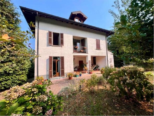 Casa indipendente in vendita a Leggiuno VA