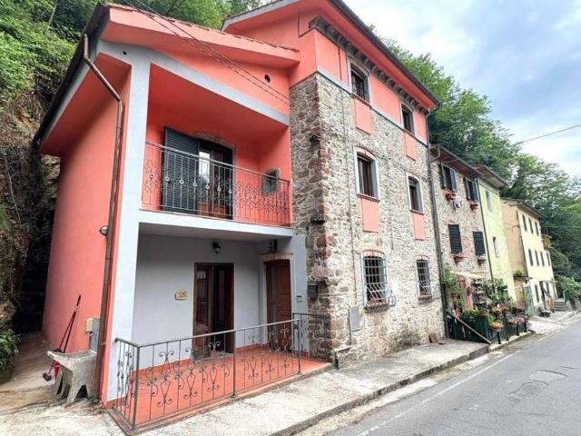 Casa indipendente in vendita a Lucca LU